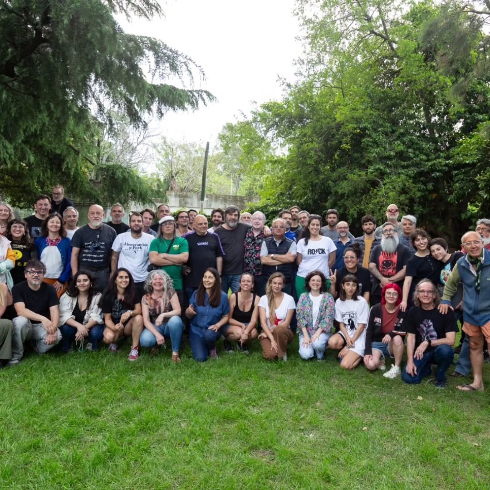 Foto grupal de los asistentes al asado fotográfico de 2025, en el jardín