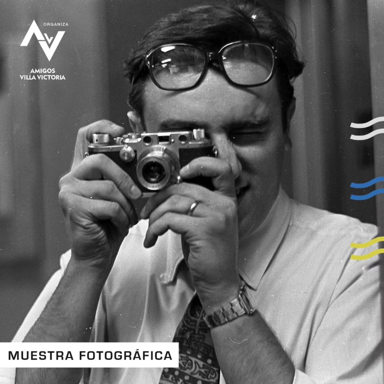 Placa de la muestra de Eduardo Comesaña en Villa Victoria, con un autorretrato del fotógrafo