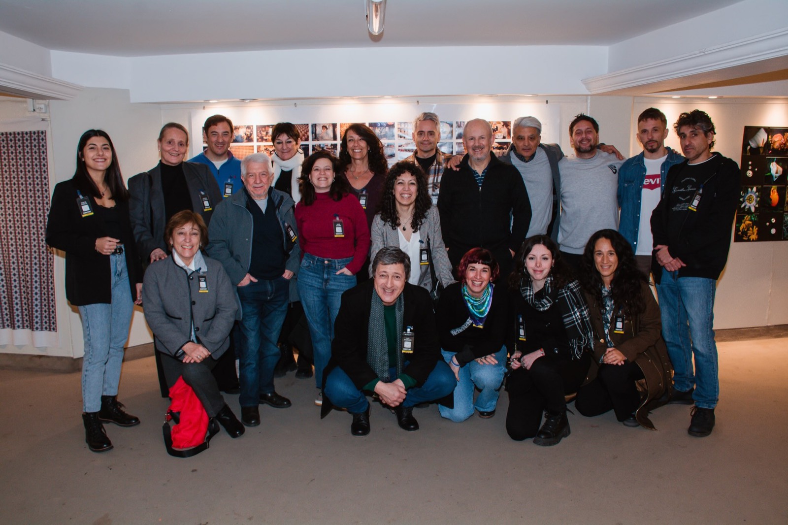 Foto grupal de los autores de IDENTIKIT en la inauguración, en el Paseo de la Imagen