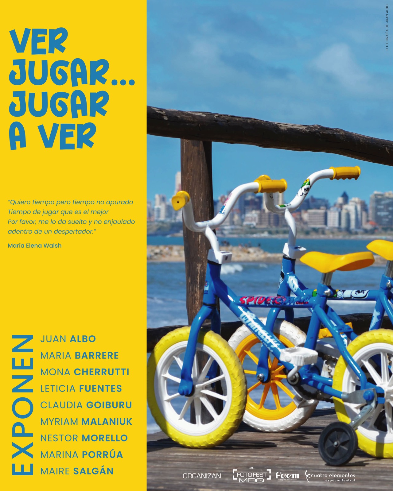 Afiche de Ver, jugar… jugar a ver, con bicicletas infantiles frente al mar